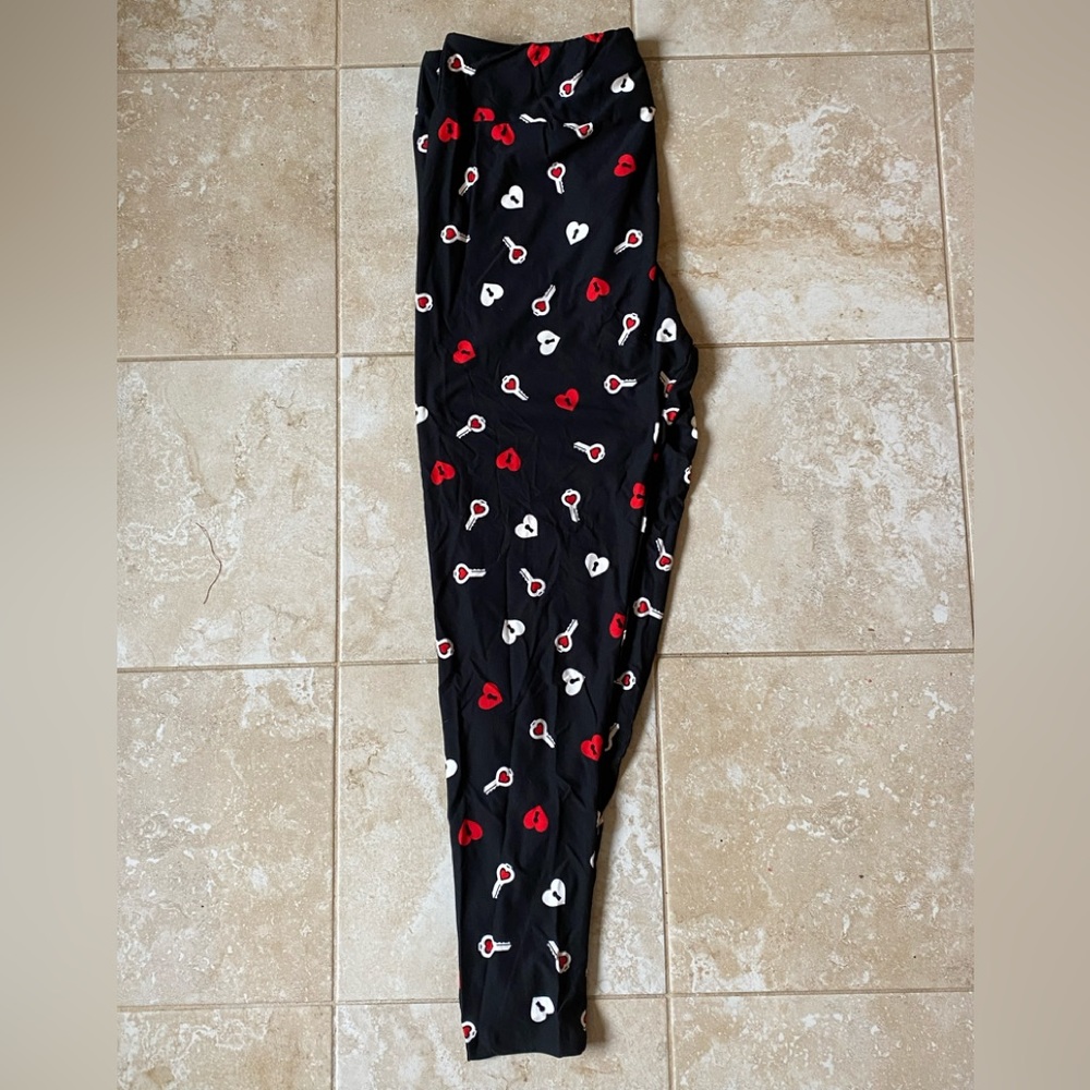 🌹 LuLaRoe valentines collection leggings. Size TC2. Black, red and white.